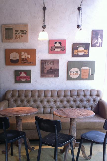 פינת ישיבה בשילוב הדפסי אינפוגרפיקה על עץ אלון