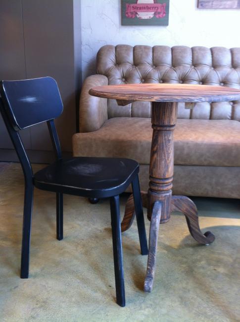 פינת הישיבה גובלת עם השדרה שבחוץ