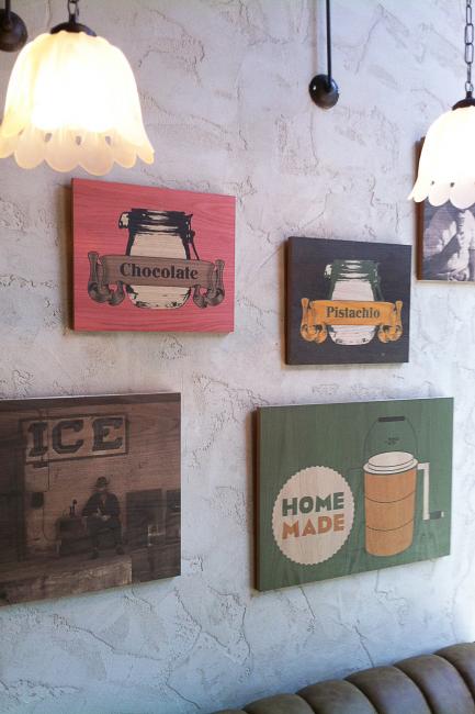 אינפוגרפיקה כהדפסה על משטחים של עץ אלון