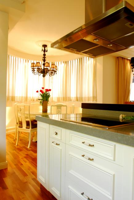 בית פרטי 02 - מבט ממטבח לפינת אוכל