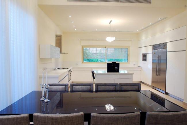 בית פרטי 01 - מבט מפינת אוכל למטבח