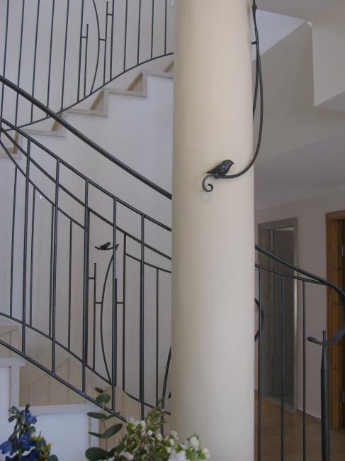 מעקה סביב העמוד