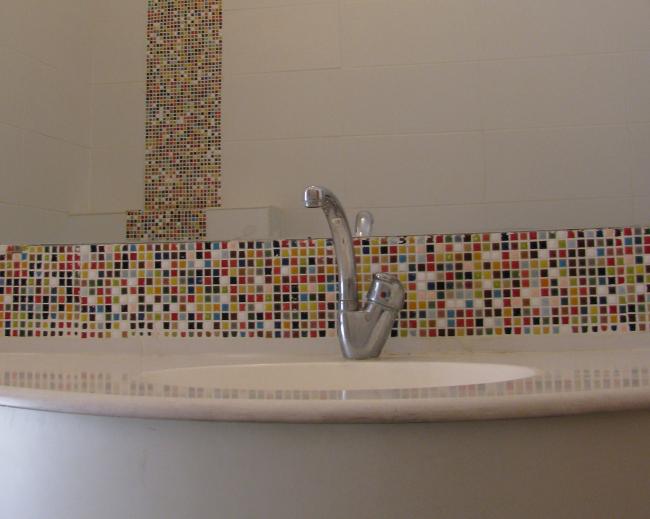 פסיפס מעל כיור