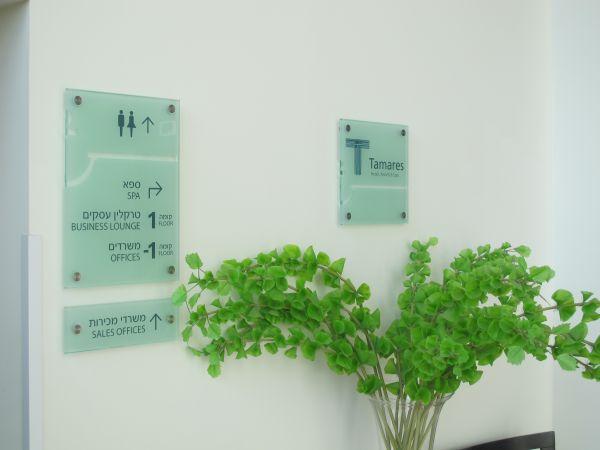 שלטי הכוונה זכוכית בהתזת חול