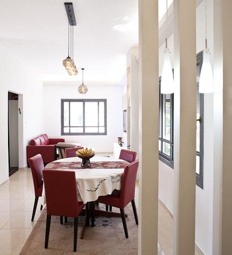 הפרדה באמצעות עמודים בין מבואת הכניסה לחלל הבית