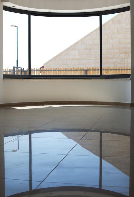 חלון מעוגל בפינת האוכל