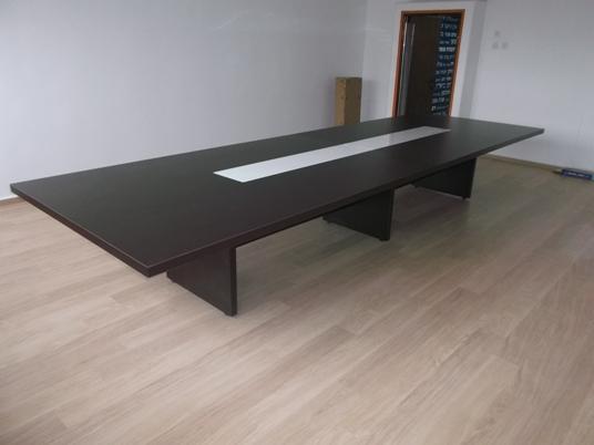 פרקטים בחדר הישיבות של בית הספר - יורם פרקט