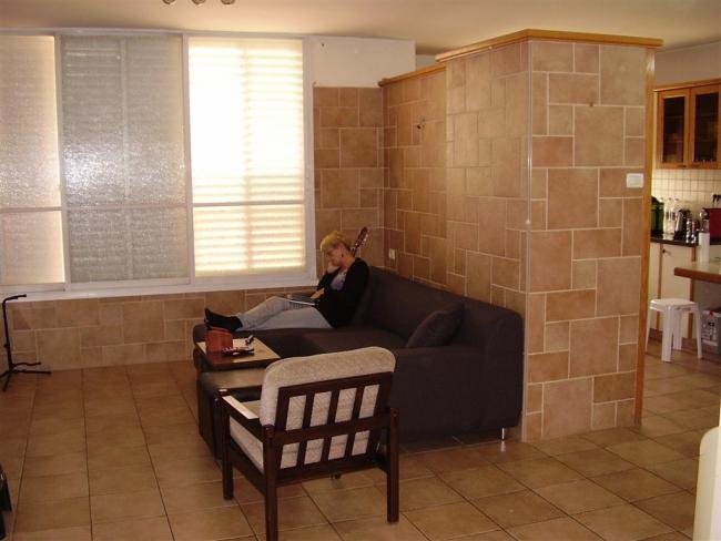 חדר המגורים לפני השיפוץ