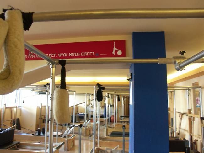 חלל ההתעמלות לפני עם העמוד במרכז 