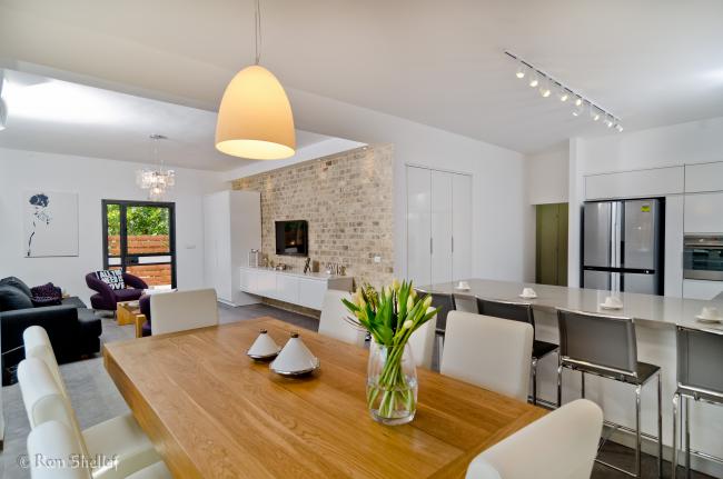 פינת האוכל פתוחה למטבח ולסלון