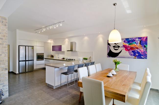 פינת האוכל פתוחה למטבח ולסלון