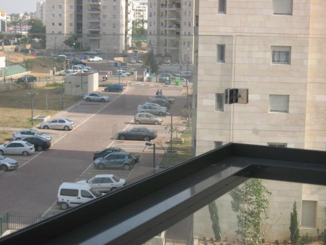 הגבהת מעקה אלומניום בזכוכית 