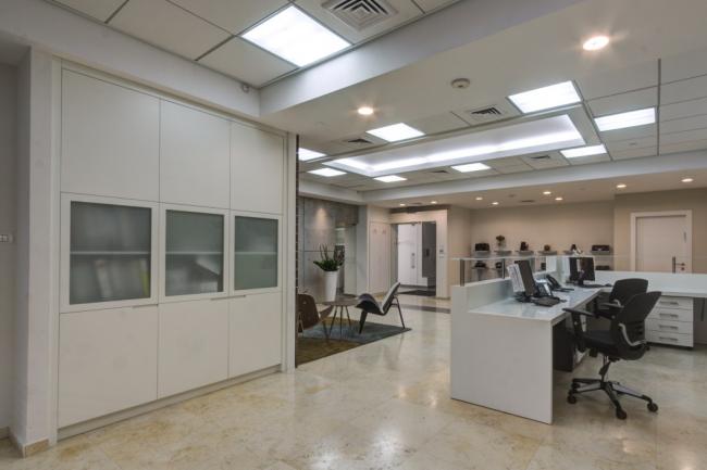 דלפק הקבלה וארון אחסון המשרת אותו-נגרות בהתאמה