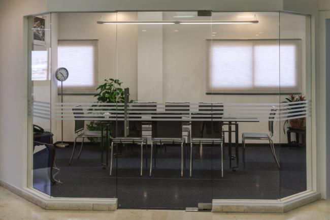 חדר הישיבות האטום נפתח אל החלל עם קיר זכוכית