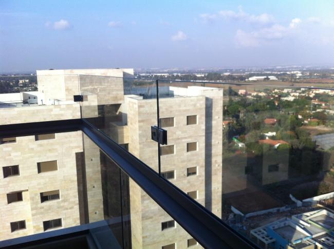 הגבהת מרפסת בזכוכית שקופה מחוסמת 