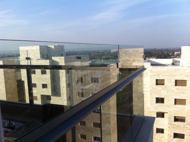 זכוכית שקופה בגובה 35 סמ בהגבהת מעקה בבאר יעקב