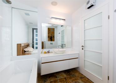 חלל רחצת הורים עם חלון לחדר השינה