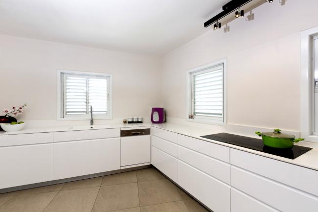 משטח העבודה במטבח - קוריאן לבן ואיחסון רב