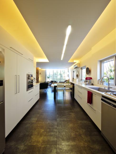 מטבח - פורמייקה לבנה, משטח רחב ידיים ומרחב רב