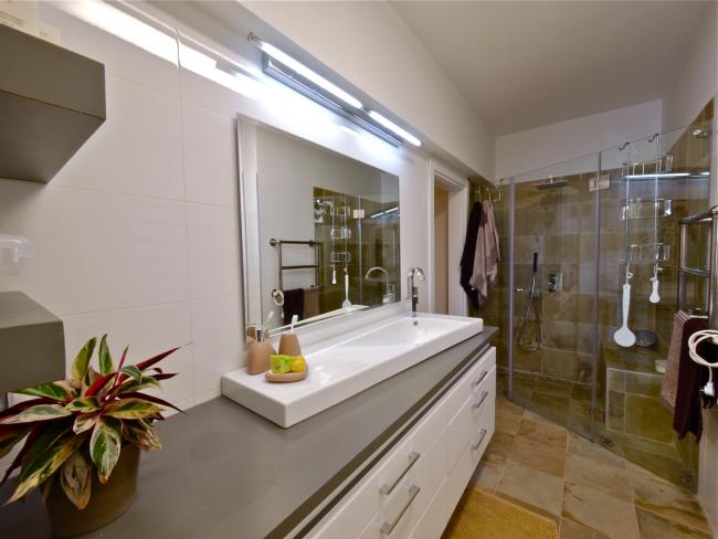 חלל רחצה - שילוב קרמיקה לבנה וצפחה