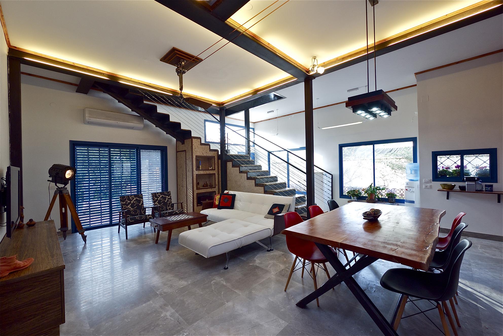 חלל הסלון, פינת האוכל והמדרגות