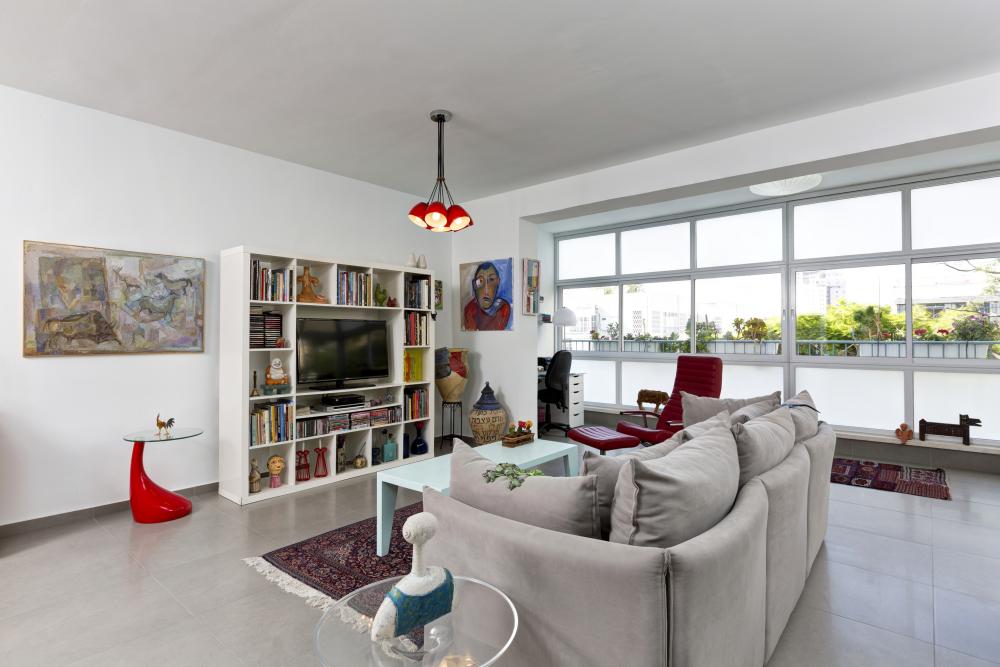 ספת הסלון תוחמת את אזורו ומהווה חציצה בין אזורים