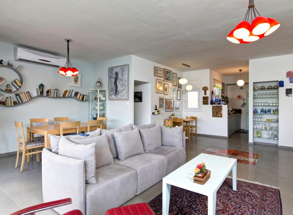 מבט מפינת העבודה והמחשב