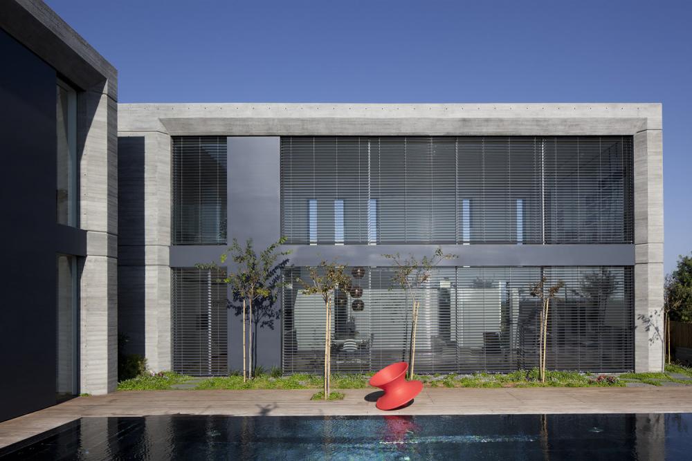 צלוני אלומיניום, פלדה שחורה ובטון חשוף בחזית הראשית