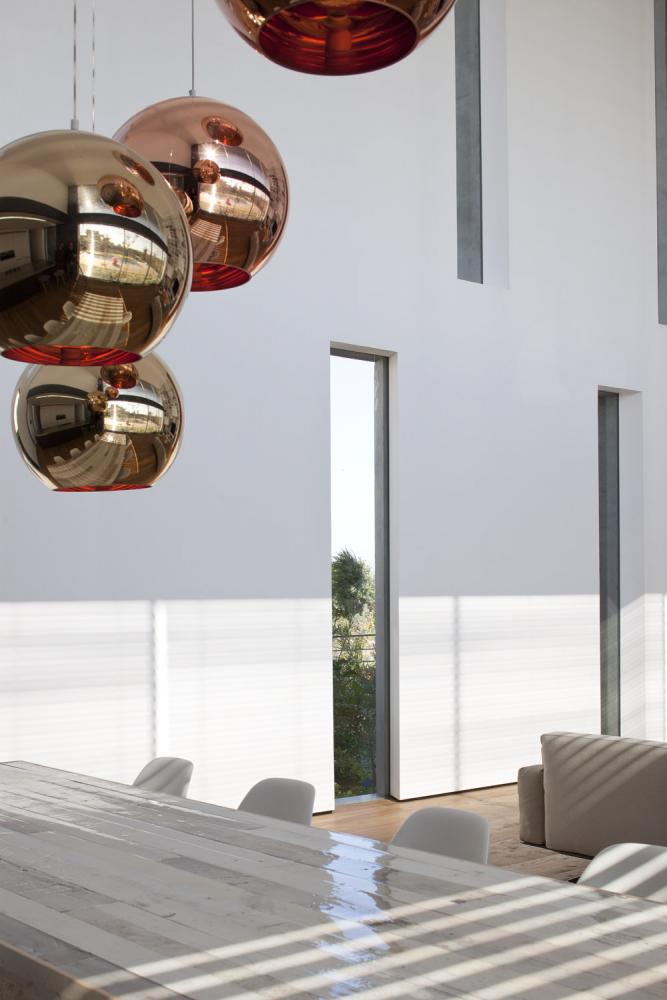 מנורות של טום דיקסון מעל שולחן האוכל