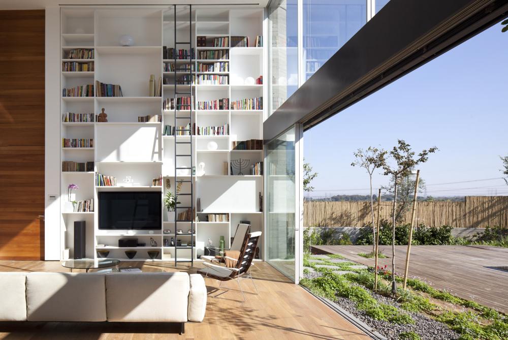 בחלל המרכזי, ספריה בגמר שלייפלאק לצד פרקט "פרוקים"