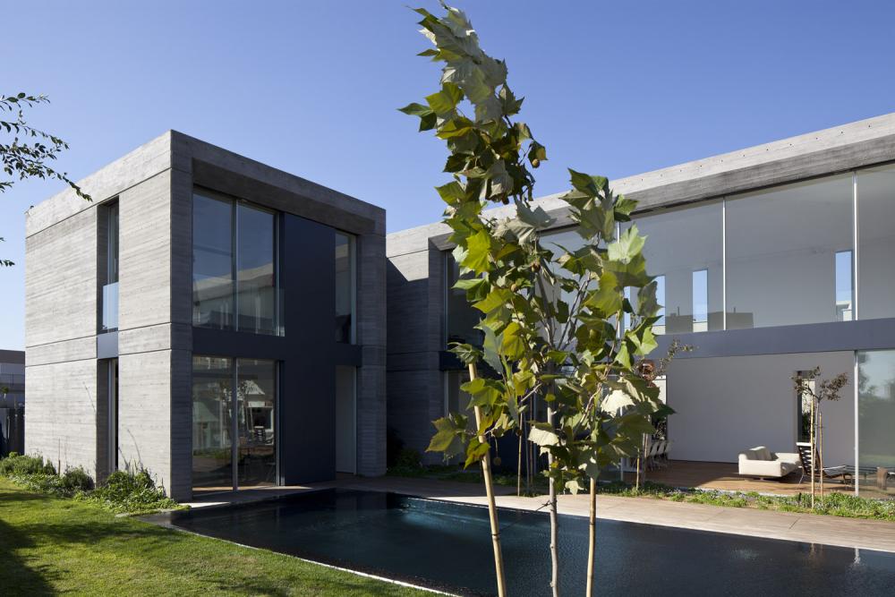 הבריכה נושקת לדשא עם תעלת גלישה נסתרת