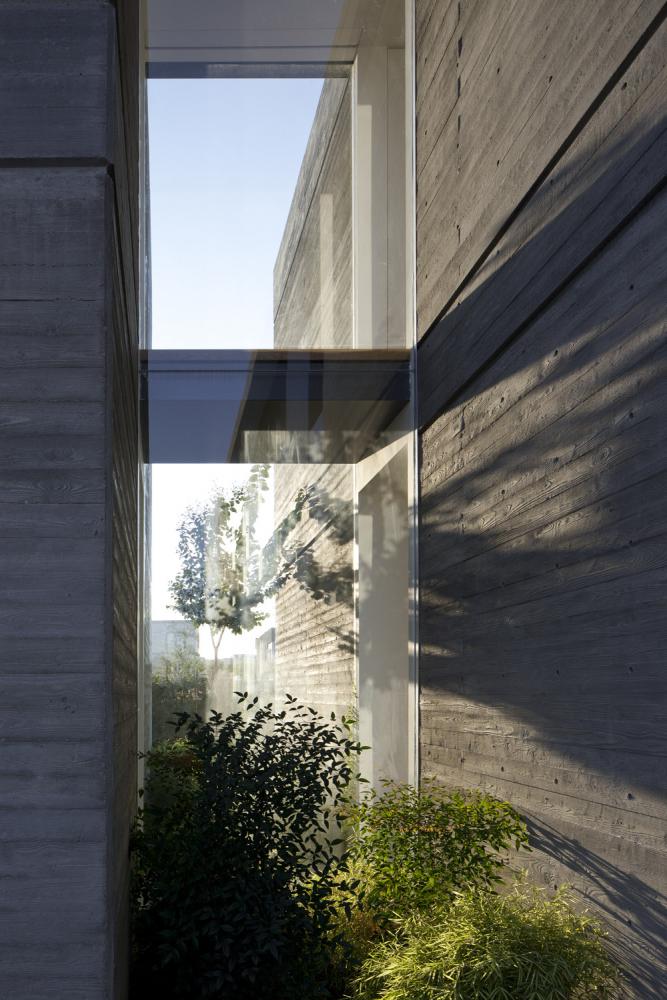 בטון חשוף, פלדה כהה וזכוכית, במעבר המרכזי