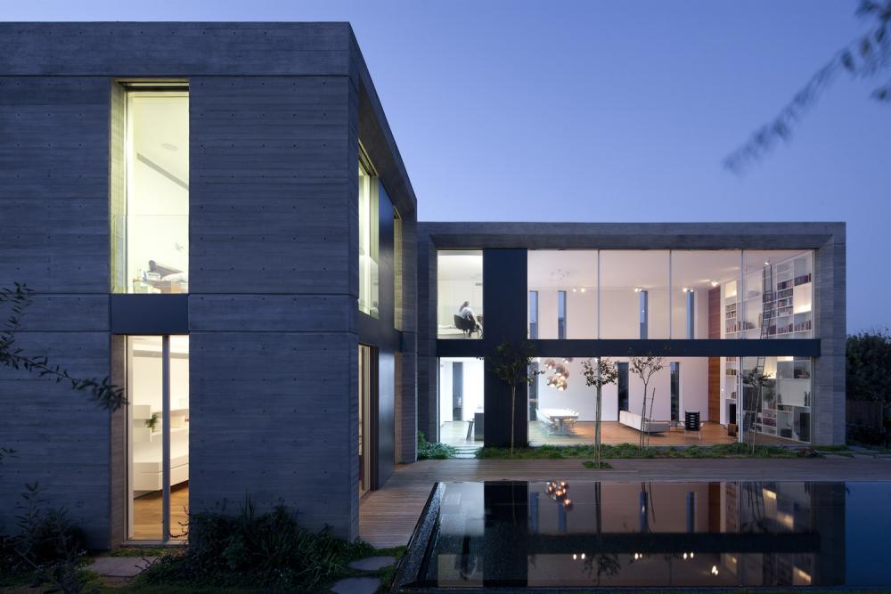 בטון חשוף, פלדה כהה וזכוכית