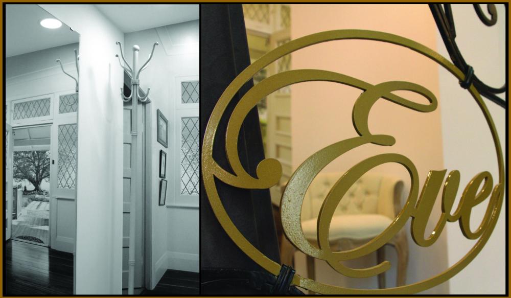 לוגו במעקה של במה