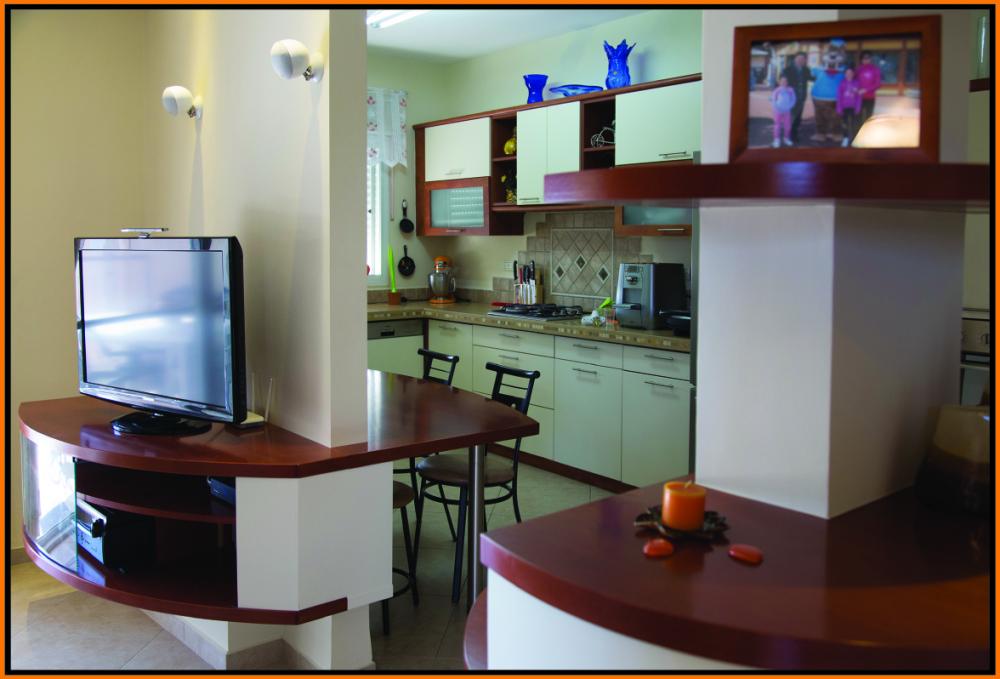 מבט למזנון טלויזיה שעובר לשולחן מטבח