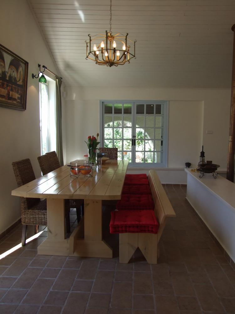 מבט ממטבח לסלון