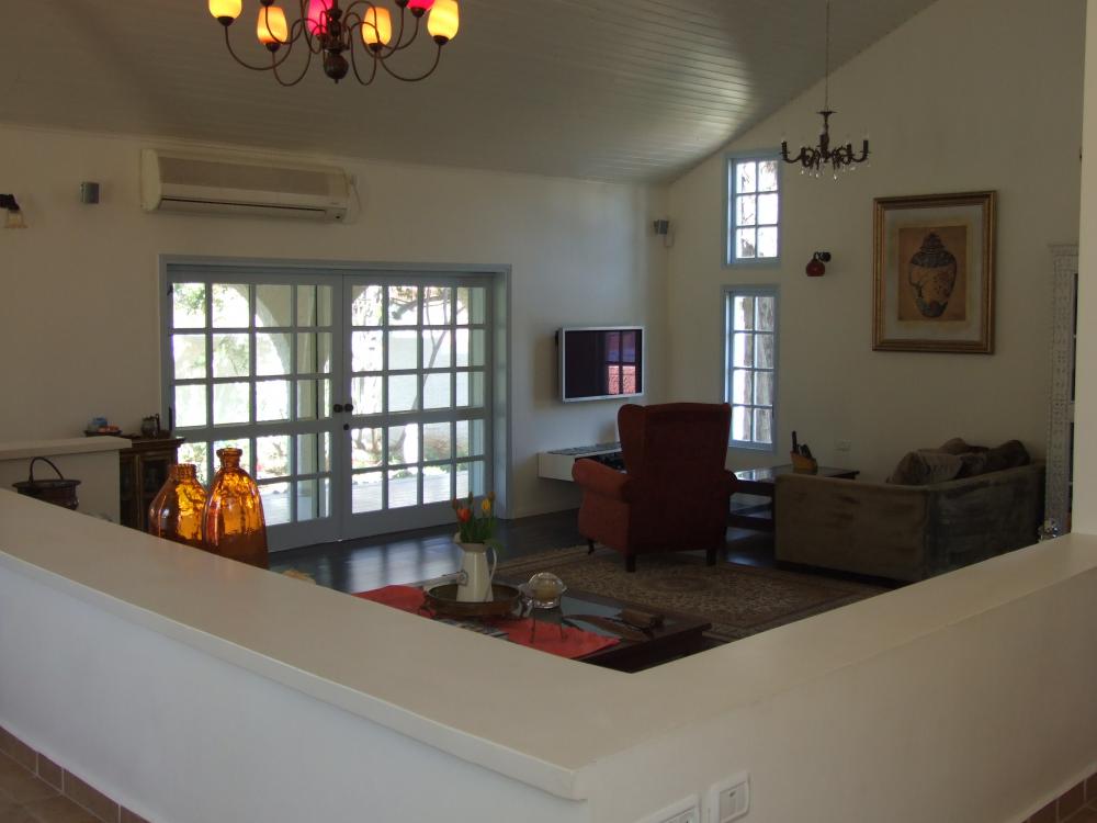 מבט מן המטבח לסלון