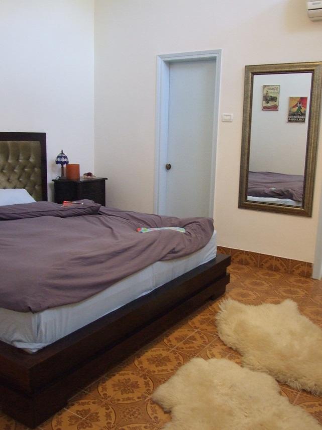 חדר שינה הורים רצפה מעוטרת