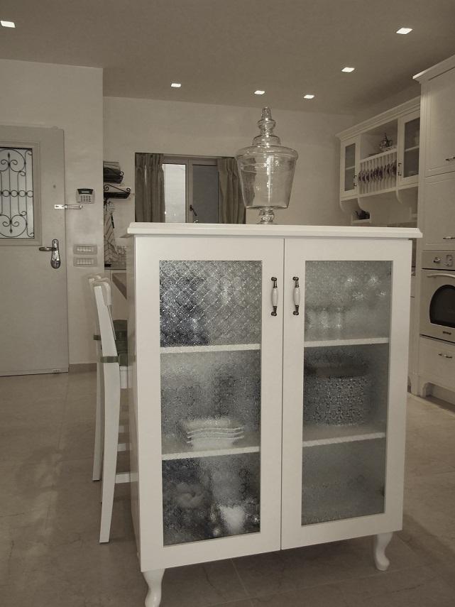 ויטרינה בסגנון וינט'ג בשילוב זכוכית סבתא