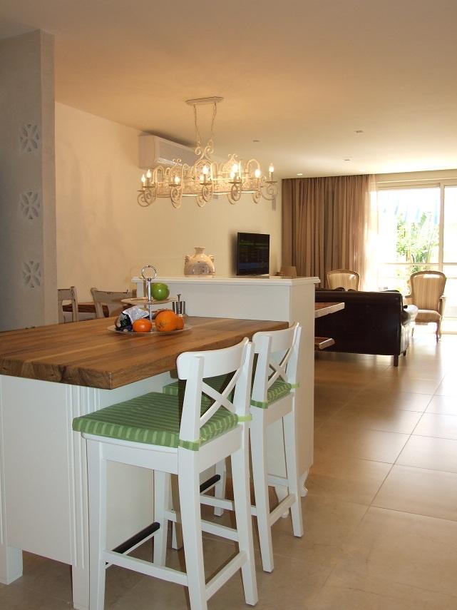 מבט מאי מטבח לכיוון סלון