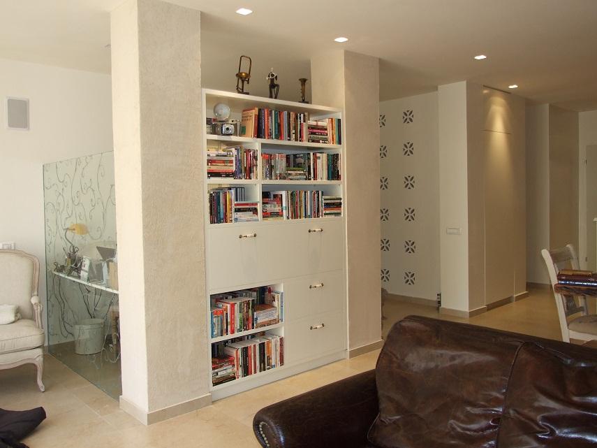 ספרייה כחוצץ בן סלון לפינת עבודה