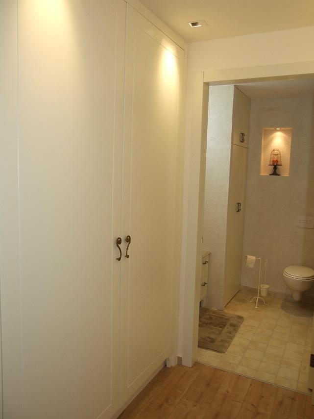 מעבר חדר הארונות והצצה לחדר ריחצה הורים