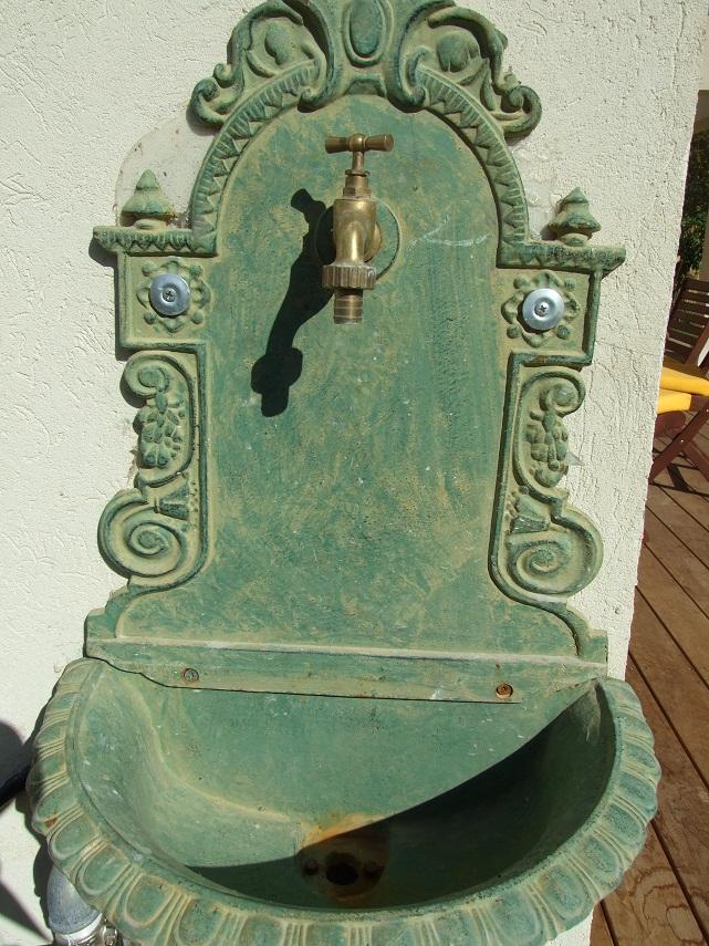 כיור מעוצב יצוק ברזל בחצר