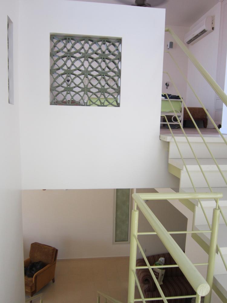 שילוב משרביות  בקיר מעקה חדר שינה