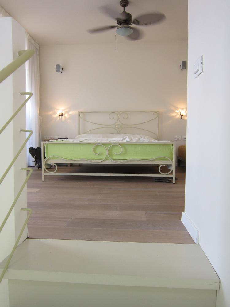 מבט לחדר השינה מפודסט המדרגות