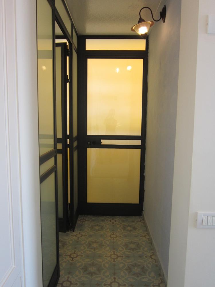 אריחי בטון  מעוטרים "מודי" מסדרון לחדר רחצה הורים