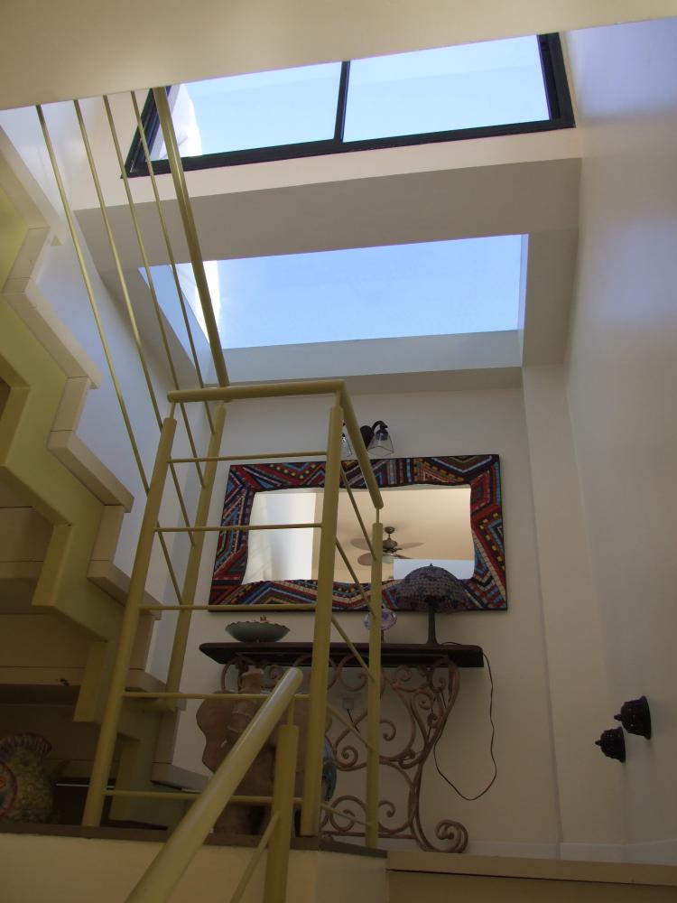 חלון בתקרה מעל פודסט הארה טבעית לחלל המדרגות