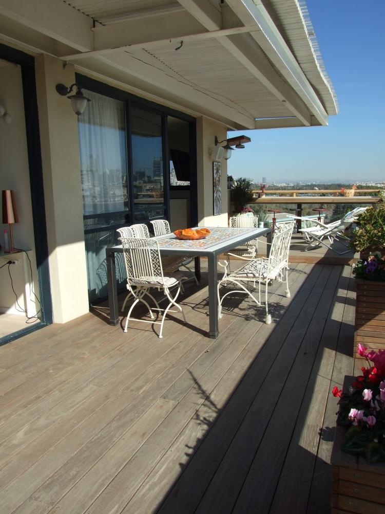 מרפסת האירוח בקומה השנייה צופה לנוף האורבני