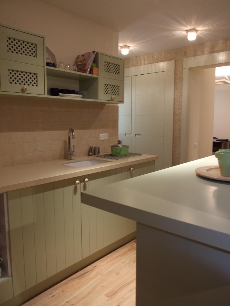 מטבחון בירוק אבוקדו בעיצוב הסטודיו