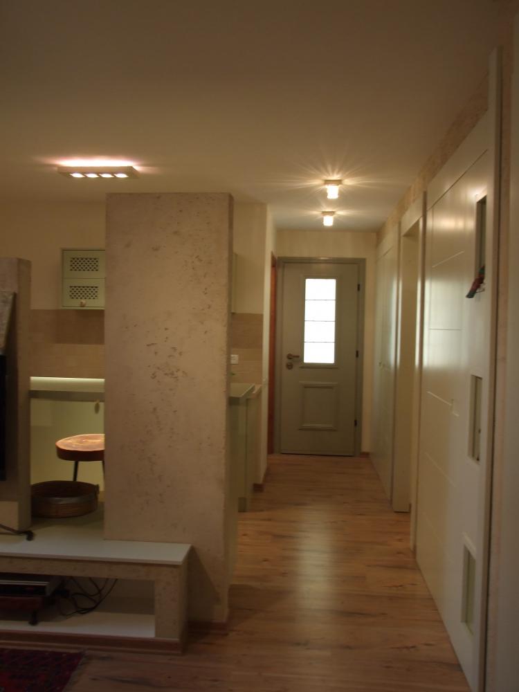 מבט אל דלת הכניסה